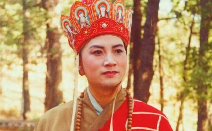 Phật tổ Như Lai muốn truyền chân kinh sang phương Đông để độ cho chúng sinh nơi đó, nên lệnh cho Quan Âm Bồ tát tìm người đi lấy kinh. Người được chọn là cao tăng Huyền Trang ở Đại Đường.