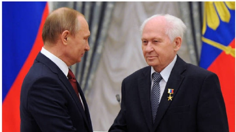 Sau khi tốt nghiệp Học viện Hàng không Moscow với tấm bằng loại ưu, ông Kamnev bắt đầu làm việc tại xưởng chế tạo máy M.I. Kalinin ở vùng Sverdlovsk từ năm 1960. Với nỗ lực và tài năng, ông đã gây dựng một sự nghiệp ấn tượng khi đi lên từ một kỹ sư chuyên môn rồi trở thành phó trưởng ban thiết kế thứ nhất.