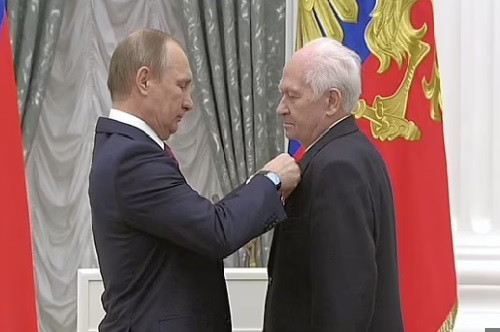 Sau khi Liên Xô tan rã năm 1991, ông Kamnev trở thành nhà thiết kế trưởng của Cục Thiết kế Novator. Năm 1996, ông được bổ nhiệm làm lãnh đạo cơ quan này với nhiệm vụ chế tạo tên lửa mới cho quân đội.