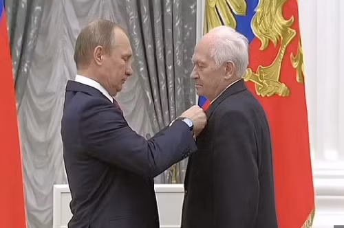 Sau khi Liên Xô tan rã năm 1991, ông Kamnev trở thành nhà thiết kế trưởng của Cục Thiết kế Novator. Năm 1996, ông được bổ nhiệm làm lãnh đạo cơ quan này với nhiệm vụ chế tạo tên lửa mới cho quân đội.