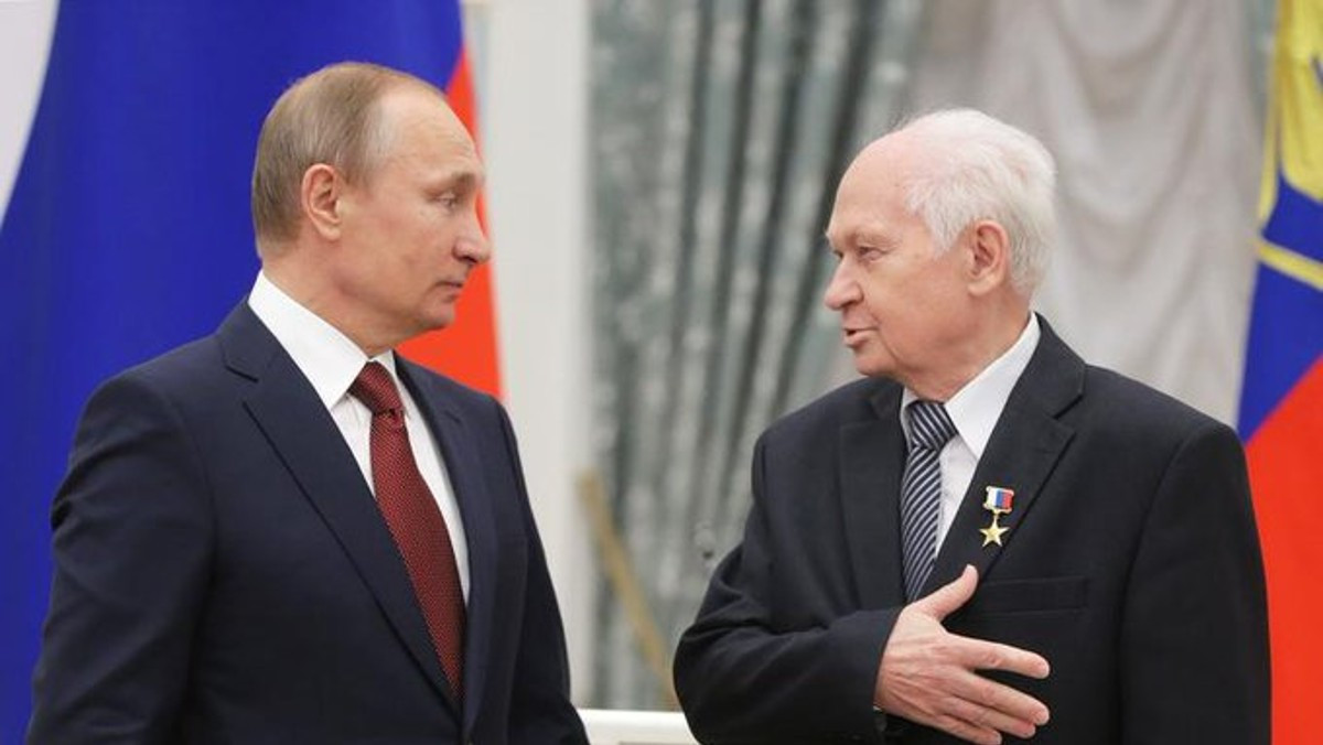 Ông giữ chức Chủ tịch Hội đồng Quản trị của Novator và là nhà khoa học hàng đầu tại công ty mẹ của Novator là Công ty Almaz-Antey vào thời điểm ông qua đời. “Pavel Kamnev là một trong những trụ cột của tổ hợp công nghiệp quân sự, một nhà khoa học trong lĩnh vực khoa học tên lửa của Nga”, trích tuyên bố của công ty Almaz-Antey.