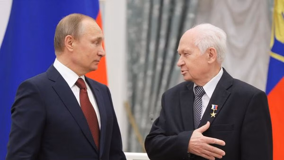 Ông giữ chức Chủ tịch Hội đồng Quản trị của Novator và là nhà khoa học hàng đầu tại công ty mẹ của Novator là Công ty Almaz-Antey vào thời điểm ông qua đời. “Pavel Kamnev là một trong những trụ cột của tổ hợp công nghiệp quân sự, một nhà khoa học trong lĩnh vực khoa học tên lửa của Nga”, trích tuyên bố của công ty Almaz-Antey.