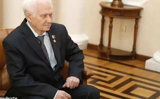 Đến năm 2017, ông Kamnev được giao đảm trách chức Giám đốc khoa học kiêm Chủ tịch Hội đồng quản trị của tập đoàn Hàng không quốc phòng Almaz-Antey, công ty mẹ của Cục Thiết kế Novator. Một trong những thành tựu để đời của ông Kamnev là việc sáng chế ra tên lửa hành trình tầm xa Kalibr.