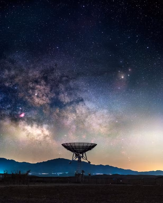 Tuy nhiên, một số nhà khoa học cho rằng vẫn chưa thể loại trừ khả năng tín hiệu vô tuyến "Wow!" đến từ một hiện tượng tự nhiên hoặc do người ngoài hành tinh gửi.