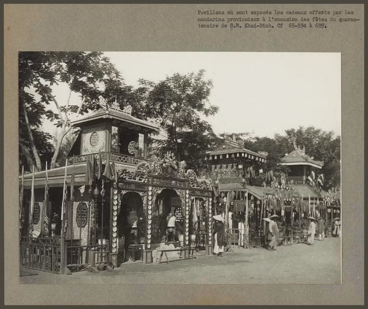 Trước đó, lễ mừng thọ 40 tuổi của Vua Khải Ðịnh được triều đình chuẩn bị từ năm 1923. Theo danh sách được Bộ Lại và Bộ Binh dâng lên nhà vua danh sách gồm: các Tổng đốc, Tuần vũ, Đề đốc, Bố chánh, Án sát, Lãnh binh, Quản đạo tại tất cả các tỉnh, Vua Khải Ðịnh đóng dấu son lên tên những người được đại diện các tỉnh về dự lễ Tứ tuần đại khánh. Thông thường, Vua Khải Ðịnh đều chọn một người ở mỗi tỉnh.