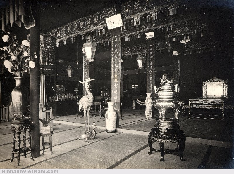 Vào buổi tối, Vua Khải Định cùng các hoàng thân và văn võ đại thần ra Ngọ môn xem các trò chơi và đốt pháo bông.