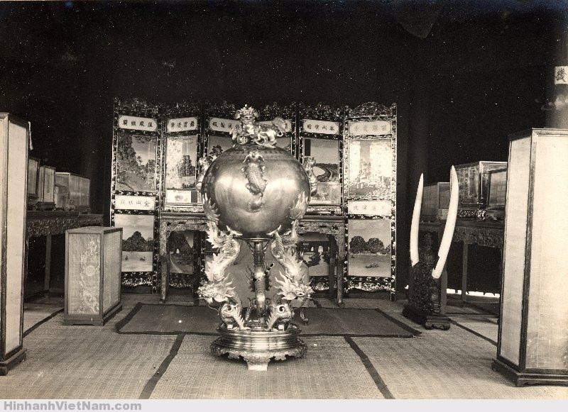 Trong lễ Tứ tuần đại khánh của Vua Khải Định, các quan viên trong triều, hoàng thân quốc thích... đã tặng nhà vua nhiều món quà quý hiếm và ý nghĩa.