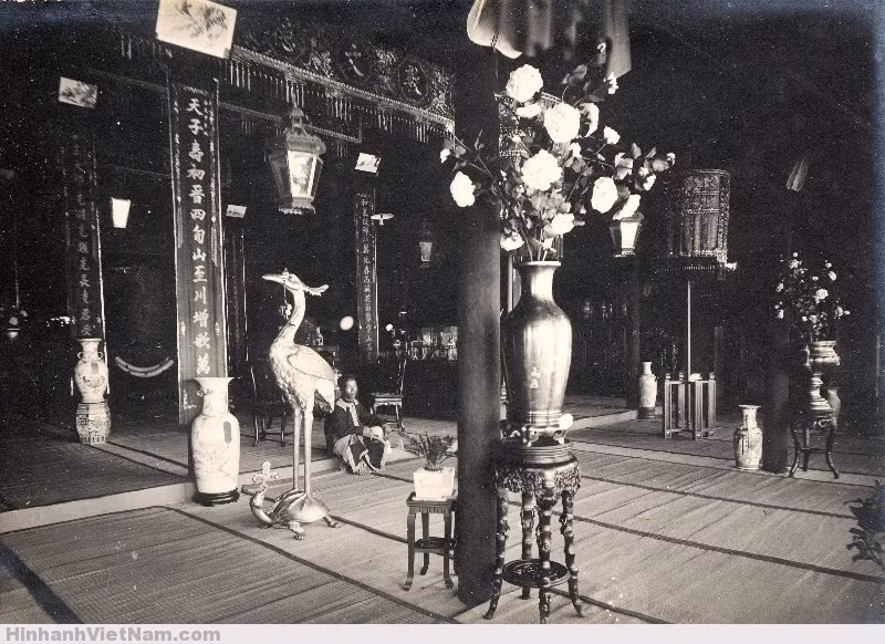 Trong lễ Tứ tuần đại khánh của Vua Khải Định, các quan viên trong triều, hoàng thân quốc thích... đã tặng nhà vua nhiều món quà quý hiếm và ý nghĩa.