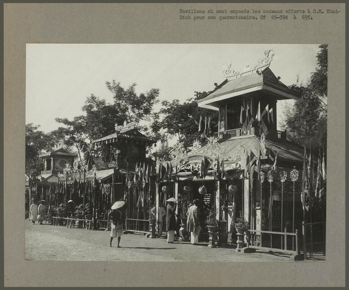 Năm ngày trước chính lễ, Bộ Lễ hướng dẫn những người này đến Duyệt Thị đường (nhà hát cung đình) để tổng dượt trước sự chứng kiến của Vua Khải Ðịnh. Đến tháng 8 âm lịch, Bộ Lễ ra thông báo cho các tòa án bản xứ biết là không được tuyên án trong 15 ngày (bao gồm 10 ngày trước lễ, ngày lễ chính và 4 ngày sau lễ). Các công sở và nhà dân treo cờ và thắp đèn suốt 5 ngày kể từ 2 ngày trước buổi lễ.