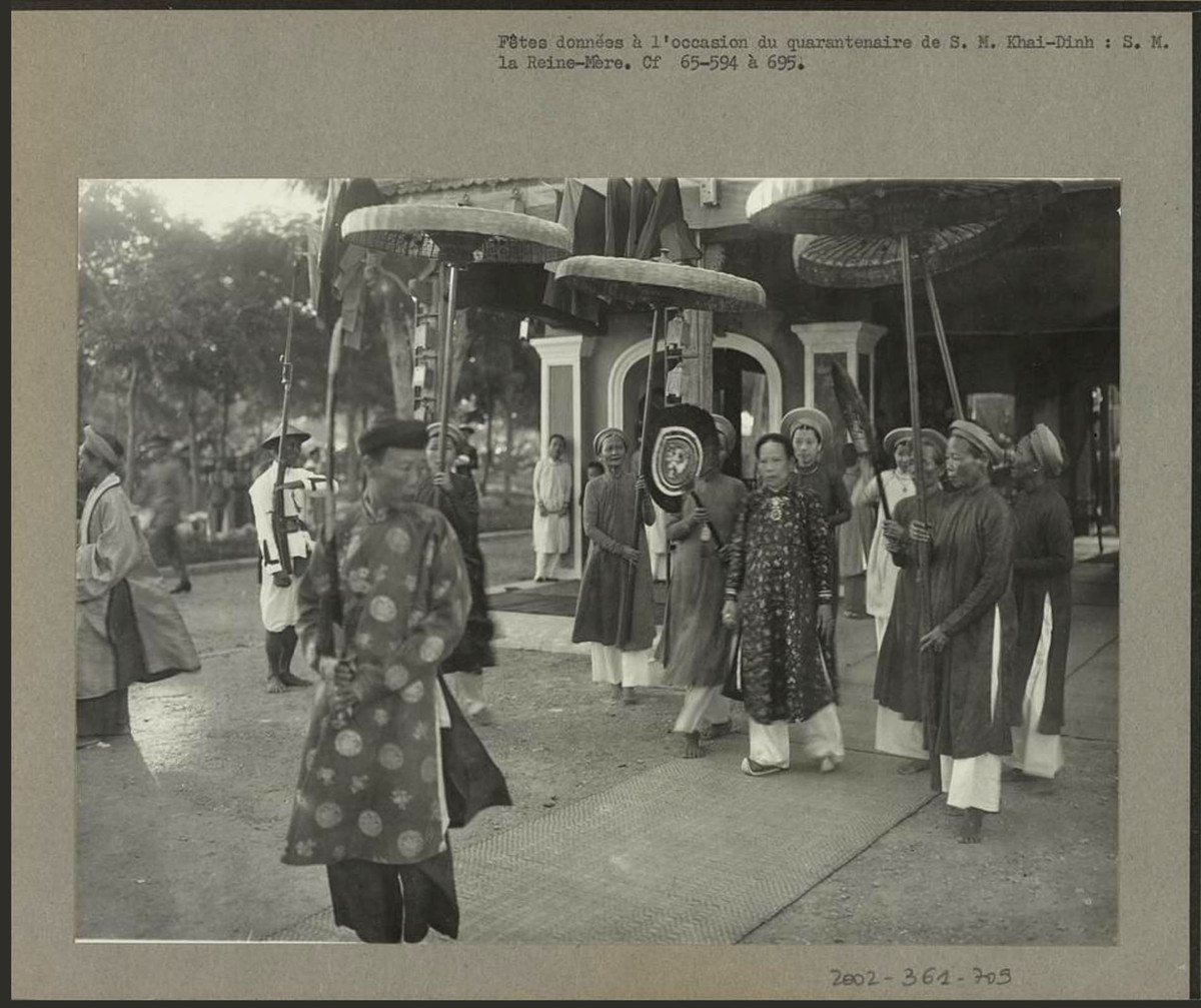 Ở các tỉnh, những thành phần trên đi theo các quan tỉnh đến vọng cung chúc thọ vua. Phủ Tôn nhơn lập danh sách các hoàng thân, tôn tước, công tử, công tôn và tôn thất tham dự buổi lễ mừng thọ 40 tuổi của Vua Khải Ðịnh.