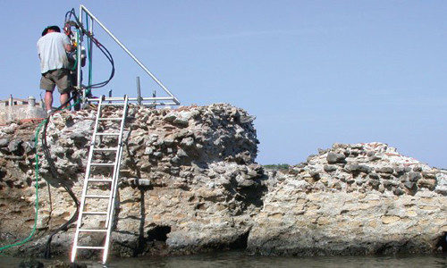 Trong số này, giới nghiên cứu phát hiện người La Mã thời cổ đại đã tạo ra một loại bê tông đặc biệt giúp các công trình như đê biển, bến tàu... tồn tại suốt ngàn năm.