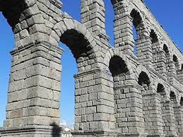 Đặc điểm này cho thấy phản ứng với nước biển tiếp tục diễn ra sau đó. Nhờ vậy, công trình này ngày càng kiên cố, vững chắc hơn nhờ trao đổi các hóa chất trong nước biển.