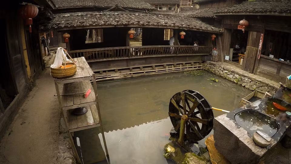 Nhiều người dân trong làng Đinh Ốc Lĩnh cho rằng, loài muỗi biến mất tại đây có liên quan đến hòn đá hình con cóc.