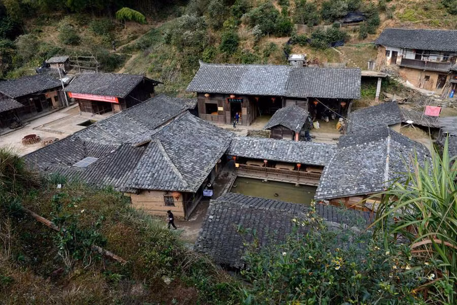 Điều đặc biệt trên đã trở thành một trong những yếu tố giúp ngôi làng Đinh Ốc Lĩnh trở thành điểm đến hấp dẫn đối với du khách trong và ngoài nước. Nhờ vậy, kinh tế địa phương phát triển nhờ hoạt động du lịch.