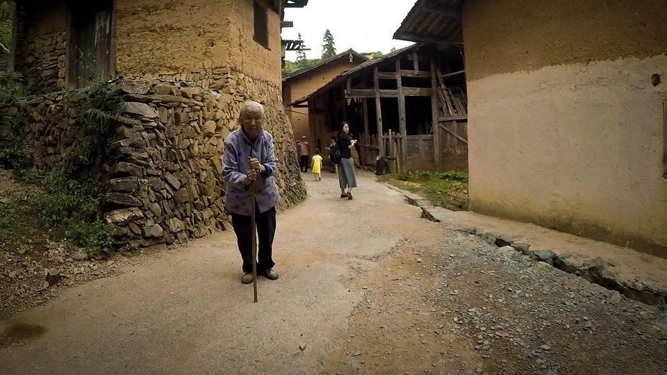 Đây là những điều kiện thích hợp cho loài muỗi tồn tại. Tuy nhiên, ngay cả mùa Hè nóng nực, người dân ở ngôi làng Đinh Ốc Lĩnh đều không bị con muỗi nào đốt.