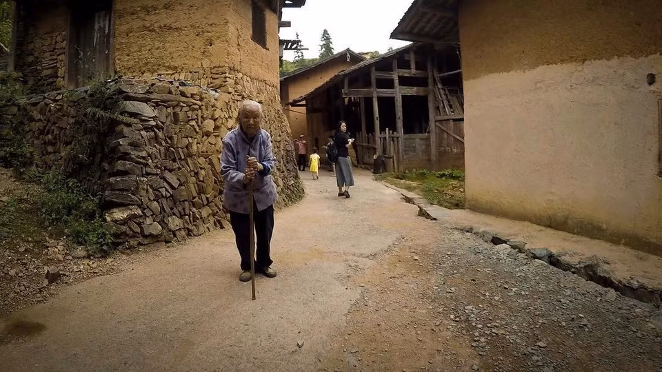 Đây là những điều kiện thích hợp cho loài muỗi tồn tại. Tuy nhiên, ngay cả mùa Hè nóng nực, người dân ở ngôi làng Đinh Ốc Lĩnh đều không bị con muỗi nào đốt.