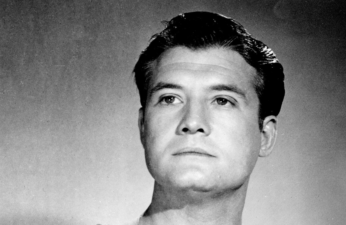 George được tìm thấy tại nhà riêng với một viên đạn găm thẳng vào đầu. Sau khi điều tra, cảnh sát đó kết luận George tự tử. Từ đây, một loạt cái chết bi thảm khác xảy đến với những người đóng vai siêu nhân hoặc nhân vật phụ trong bộ phim.