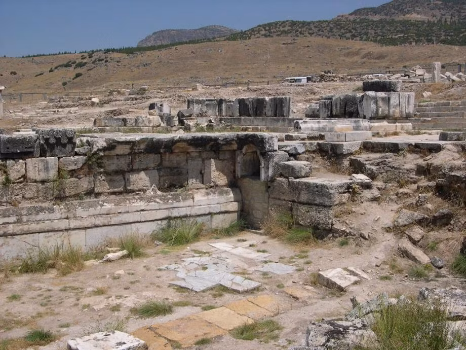 Sử gia cổ đại Strabo từng mô tử về nơi này: "Bất cứ con vật nào đi vào bên trong đều sẽ chết tức thì. Tôi ném mấy con chim sẻ vào, chúng ngay lập tức trút hơi thở cuối cùng và rơi xuống".