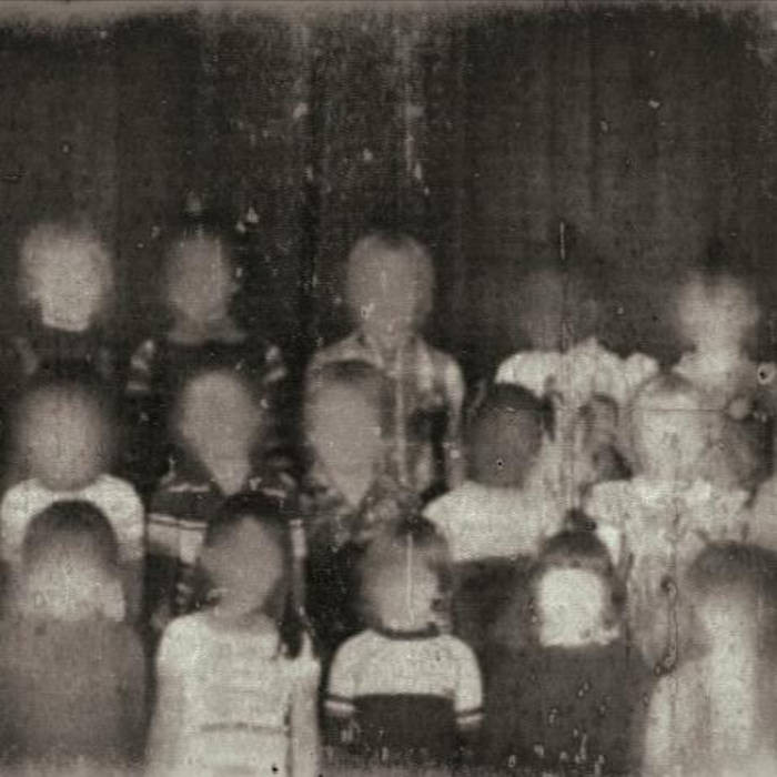 Ám ảnh bức ảnh chụp những đứa trẻ không rõ các đường nét trên gương mặt.