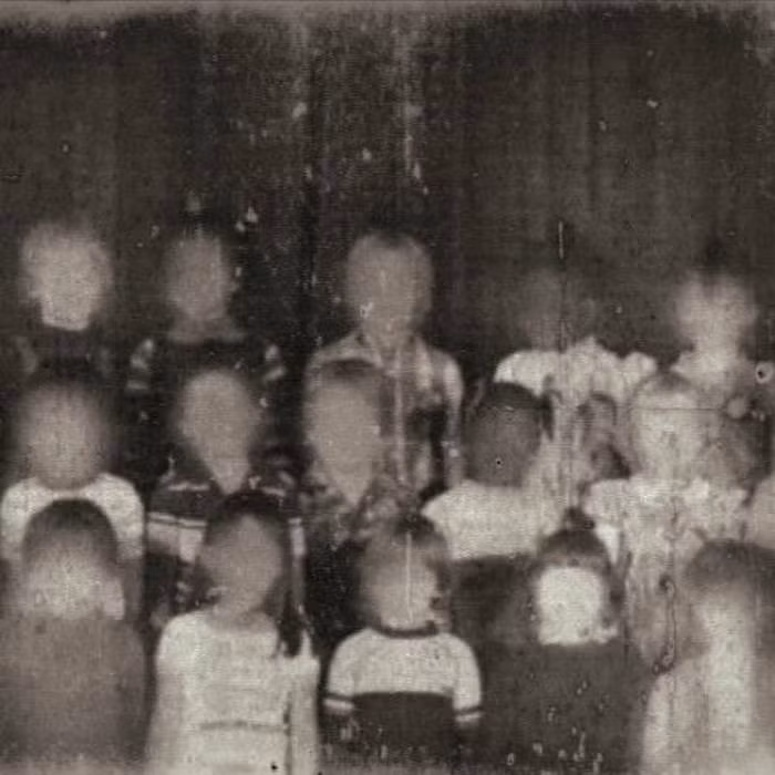 Ám ảnh bức ảnh chụp những đứa trẻ không rõ các đường nét trên gương mặt.