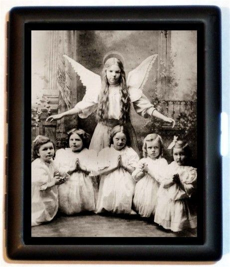 Những đứa trẻ "hóa thân" thành các thiên thần.