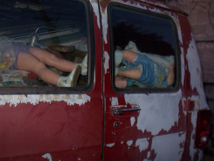 Khung cảnh ma quái, rùng rợn bên trong một chiếc xe bỏ hoang chất đầy búp bê bên trong.