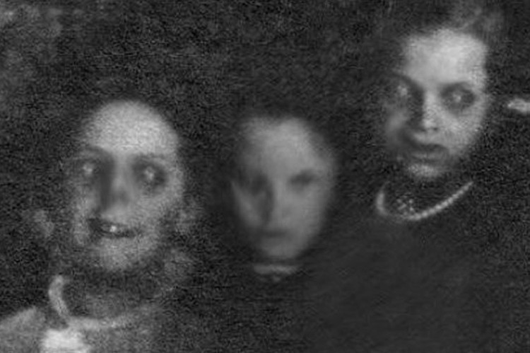 Bức ảnh đáng sợ chụp những đứa trẻ với gương mặt, đặc biệt là đôi mắt gây ám ảnh. Theo các chuyên gia, hình ảnh này là do kỹ thuật nhiếp ảnh thuở sơ khai nên chất lượng ảnh thấp.