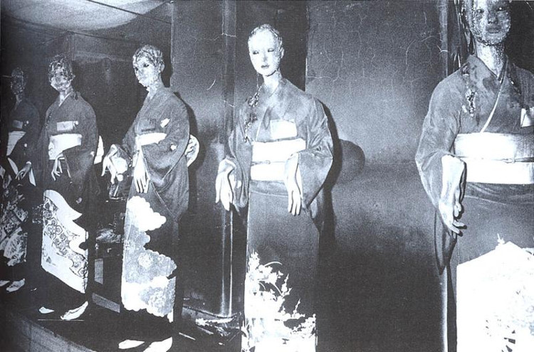 Những ma-nơ-canh mặc trang phục kimono khiến nhiều người ám ảnh với gương mặt đáng sợ.