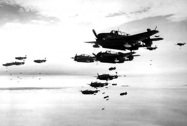 Trong tình huống đó, binh sĩ Đức quốc xã cho rằng đó là chiến thuật ném bom "độc" của phía Mỹ nhằm khiến nước này thương vong, thiệt hại gấp 2 lần.