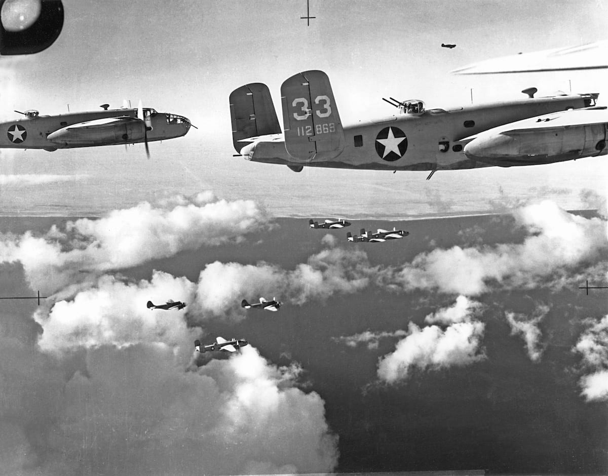 Trong Thế chiến 2 (1939 - 1945), một sự kiện kỳ lạ xảy ra liên quan đến Mỹ. Khi ấy, quân đội Mỹ đã cử hai phi đội ném bom đến cùng một địa điểm để rải bom nhắm vào mục tiêu phát xít Đức. Tuy nhiên, một phi đội bay thấp hơn hàng trăm mét so phi đội còn lại.