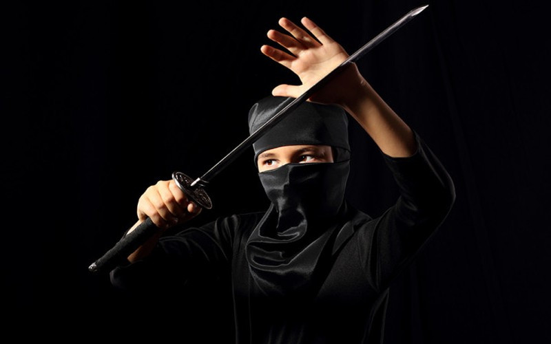 Thêm nữa, nếu Ninja mặc trang phục màu đen khi làm nhiệm vụ ở những nơi có tuyết rơi thì sẽ càng trở nên nổi bật hơn. Trong hoàn cảnh ấy, Ninja sẽ ngụy trang bằng cách mặc trang phục màu trắng để hòa mình với môi trường tuyết trắng xóa xung quanh.