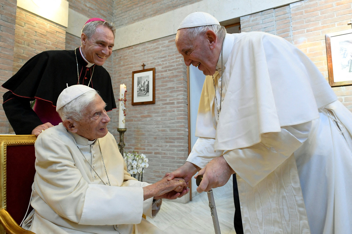Tang lễ của cố Giáo hoàng Benedict XVI (trái ảnh) diễn ra vào ngày 5/1 sẽ do Giáo hoàng Francis (phải ảnh) chủ trì. Theo đó, đây là lần đầu tiên trong lịch sử hiện đại một giáo hoàng đương nhiệm sẽ chủ trì tang lễ của người tiền nhiệm.