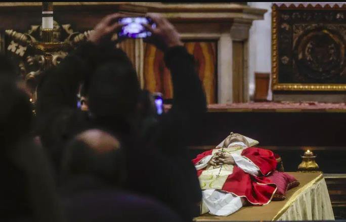 Vatican thông báo rằng, vào sáng ngày 2/1 (theo giờ địa phương), di hài của cố Giáo hoàng Benedict XVI sẽ được đưa đến Vương cung thánh đường Thánh Peter.