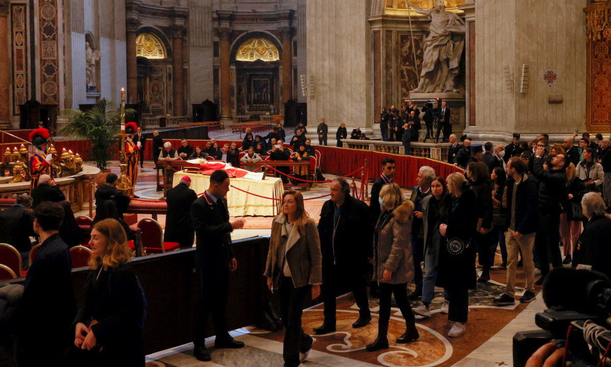 Thêm nữa, các vật phẩm khác như dây Pallium, đồng xu, kỷ niệm chương được đúc dưới thời cố Giáo hoàng Benedict XVI cũng được an táng cùng ông.