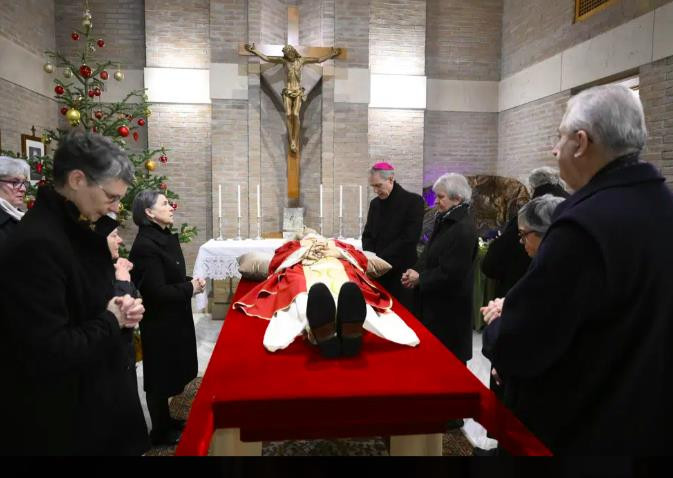 Khoảng 60.000 người sẽ đến tham dự lễ tang tại quảng trường Thánh Peter, nằm phía trước Vương cung thánh đường Thánh Peter, vào lúc 9h30 ngày 5/1 (khoảng 15h30 cùng ngày, theo giờ Việt Nam).