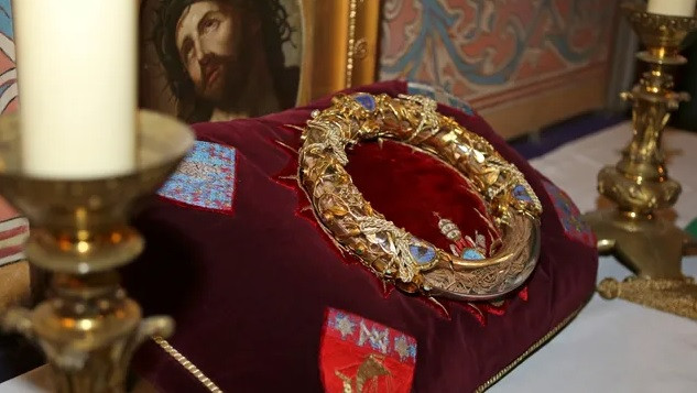 Trong Kinh Thánh, binh lính La Mã đã bện Mão gai để nhạo báng Chúa Jesus là “Vua của Do Thái” và làm các gai nhọn để đâm vào đầu của Ngài khi đội lên. Mão gai có một thời gian rơi vào tay Đế Quốc Byzantine. Về sau, Vua Louis IX của Pháp đã lấy được Mão gai và đưa thánh tích về Pháp vào năm 1238. Theo đó, thánh tích được lưu giữ tại Nhà thờ Đức Bà Paris.