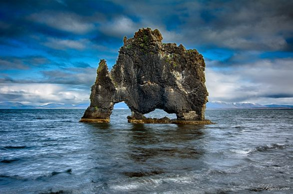 Theo đó, một "kho phân" của nhiều loại chim đọng lại trên vách đá và "sơn trắng" khắp nơi khiến tảng đá Hvítserkur càng trở nên đặc biệt. Thêm nữa, trong tiếng Iceland, tên của khối đá Hvítserkur có nghĩa là "áo trắng".