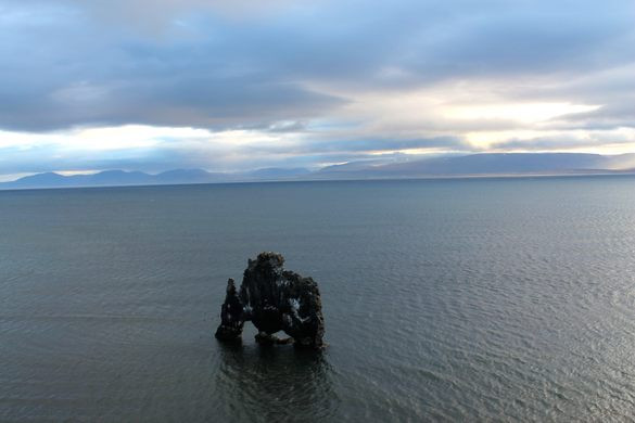 Khi đứng trước tảng đá Hvítserkur, trí tưởng tượng của mọi người được phát huy. Theo đó, một số cho rằng nó trông giống hình khủng long khổng lồ.