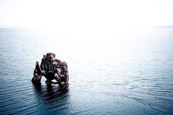 Tuy nhiên, phần đông du khách thấy khối đá nguyên khối Hvítserkur trông giống con tê giác đang uống nước trên biển.