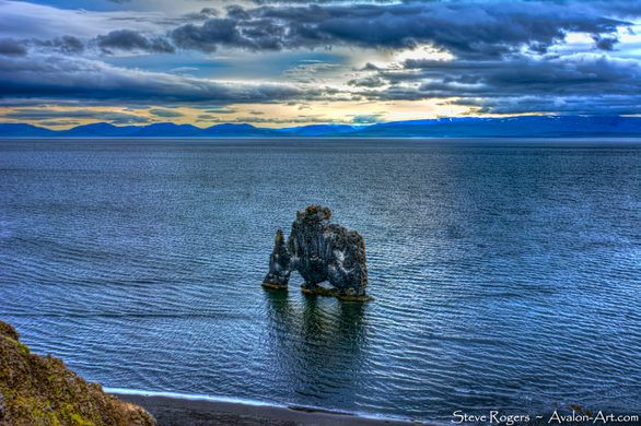 Nguyên do là bởi tảng đá Hvítserkur có hình dạng độc đáo khiến công chúng tò mò. Tảng đá khổng lồ nguyên khối với phần vách đá cao chừng 15m nhô thẳng ra biển.