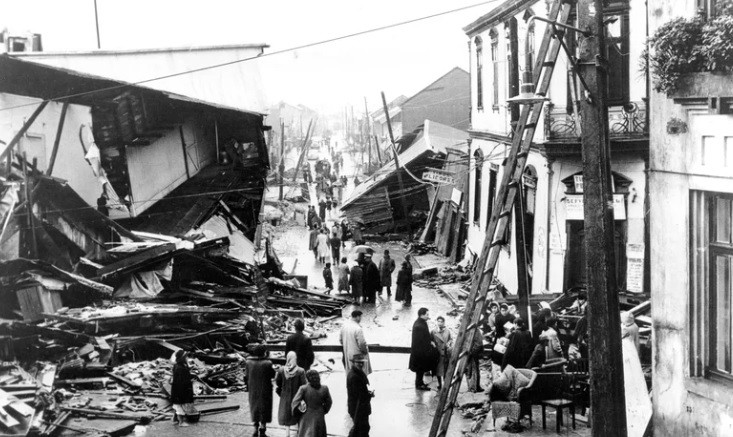 Theo các nhà khoa học, Chile nằm trên Vành đai lửa Thái Bình Dương (hay Vành đai địa chấn Thái Bình Dương). Đây là khu vực bao quanh Thái Bình Dương, có chiều dài lên tới 40.000 km. Đây là nơi xảy ra nhiều trận động đất và phun trào núi lửa thuộc loại mạnh nhất trên Trái đất.
