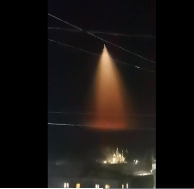 Trong số này, một số người cho rằng, vệt sáng bí ẩn đó có thể chính là UFO của người ngoài hành tinh.