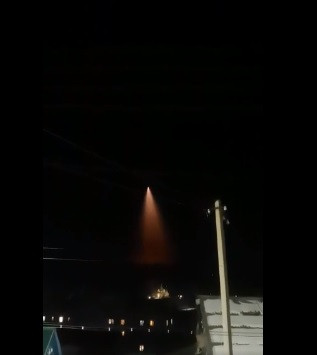 Ngay sau đó, những hình ảnh, video về vệt sáng kỳ bí đó được đăng tải lên các mạng xã hội. Không những vậy, một kênh điện tín địa phương đăng tải thông tin về vụ việc.