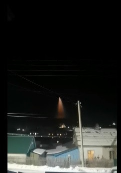 Vào đêm ngày 28/12/2022, một số người dân ở vùng Magadan, Nga đã quay phim, chụp ảnh được một vệt sáng bí ẩn xuất hiện trên bầu trời.