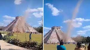 Thậm chí, một số du khách được cho đã có những hành động xâm phạm hoặc làm hư hại kim tự tháp El Castillo. Vì vậy, các vị thần trút cơn thịnh nộ bằng cách gây ra trận lốc xoáy.