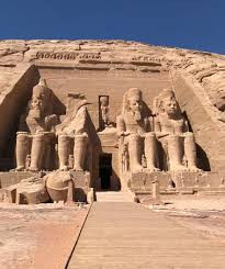 Vì vậy, thân thể không bị vấy bẩn. Mọi người không được để cho bản thân không sạch sẽ, khiến thần linh tức giận. Do đó, người dân, đặc biệt là pharaoh luôn cạo trọc đầu. Râu ria trên mặt và lông trên cơ thể cũng phải cạo sạch, không được để lại chút nào.