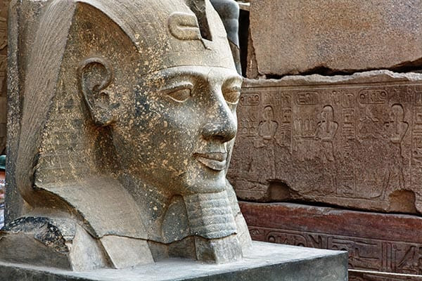 Riêng râu giả, các pharaoh làm như vậy vì muốn bắt chước hình ảnh thần Osiris - vị thần cai quản bầu trời. Vị thần này cũng đeo một bộ râu giả. Pharaoh Ai Cập tin rằng việc đeo râu giả giống thần Osiris sẽ giúp họ có một triều đại vĩnh cửu và trở thành nhà cai trị quyền lực.