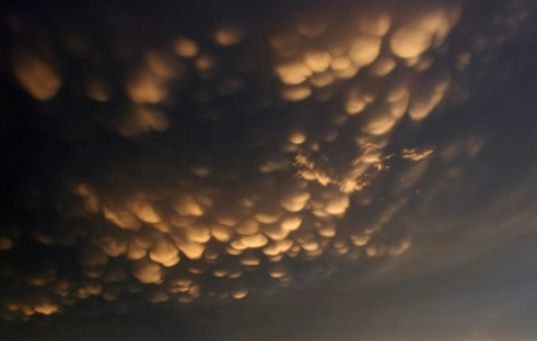 Sau khi tạnh mưa, bầu trời xuất hiện những đám mây có màu vàng nhạt, hình vẩy rồng hay vẩy cá thần, xếp chồng lên nhau giống như những hình ảnh thường thấy trên các bức họa hình rồng thần hoặc cá thần.