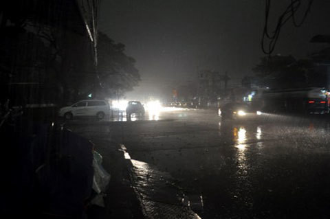 Sau khoảng thời gian trên, bầu trời ở Hòn Gai, Hạ Long bừng sáng trở lại. Không chỉ nơi đây, người dân ở Ninh Bình cũng chứng kiến hiện tượng thiên nhiên kỳ lạ trời đột nhiên tối sầm như ban đêm từ khoảng 8h05 - 8h30 ngày 3/4/2014.