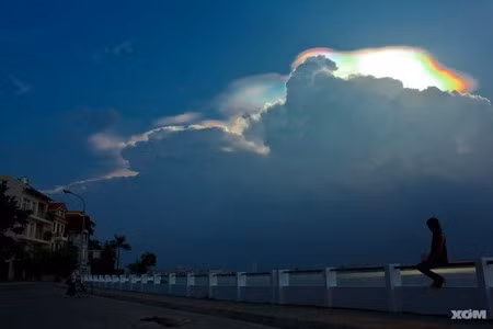 Mây phượng hoàng là hiện tượng thiên nhiên kỳ lạ xảy ra tại Hà Nội vào chiều ngày 7/9/2010. Khi ấy, nhiều người dân bất ngờ nhìn thấy một đám mây lạ. Phía trên đám mây có những vệt như vết dầu loang với 7 sắc cầu vồng rực rỡ.